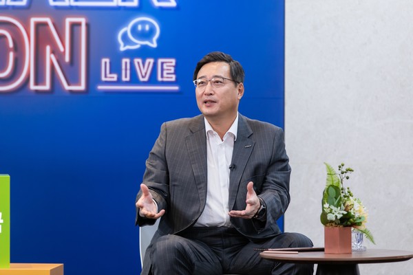 김남구 한국투자금융그룹 회장이 지난 8일 유튜브 생방송으로 채용설명회를 개최했다//사진=한국투자증권