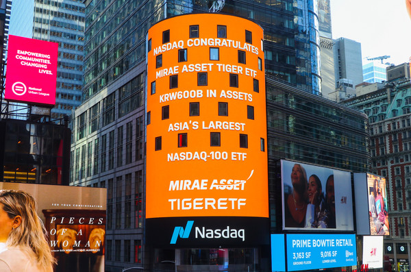 미국 뉴욕 타임스퀘어에 위치한 나스닥 마켓사이트(NASDAQ MarketSite)에 표시된 TIGER나스닥100 ETF 순자산 6000억원 돌파 축하 메시지//사진제공=미래에셋자산운용