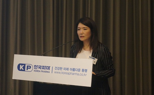 박은희 한국파마 대표이사가 21일 기자간담회에서 회사를 소개하고 있다.